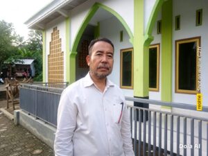 Kepala Desa Parakanhonje Kec.Bantarkalong kab.Tasikmalaya bagikan bantuan beras pada keluarga yang kurang mampu.