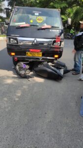 Mobil Pick Up Oleng Tabrak Pemotor di Bekasi, Diduga Sopir Mengantuk
