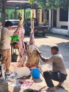 Rayakan Idul Adha, Polsek Serang Baru Salurkan Daging Kurban Door to Door