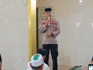 Safari Jumat Kapolsek Setu Pererat Kedekatan Polisi dan Masyarakat di Desa Ciledug