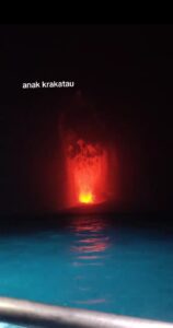 GUNUNG ANAK KRAKATAU ERUPSI MENERUS TENGAH MALAM: REKAMAN VIDEO AMATIR TANGKAP MOMEN LAWA MENYALA — STATUS TETAP SIAGA (LEVEL III)